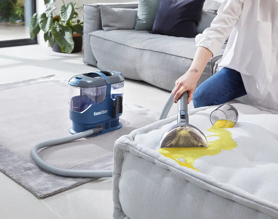 Vacmaster Easyclean aspirapolvere per tappeti su un divano del Regno Unito