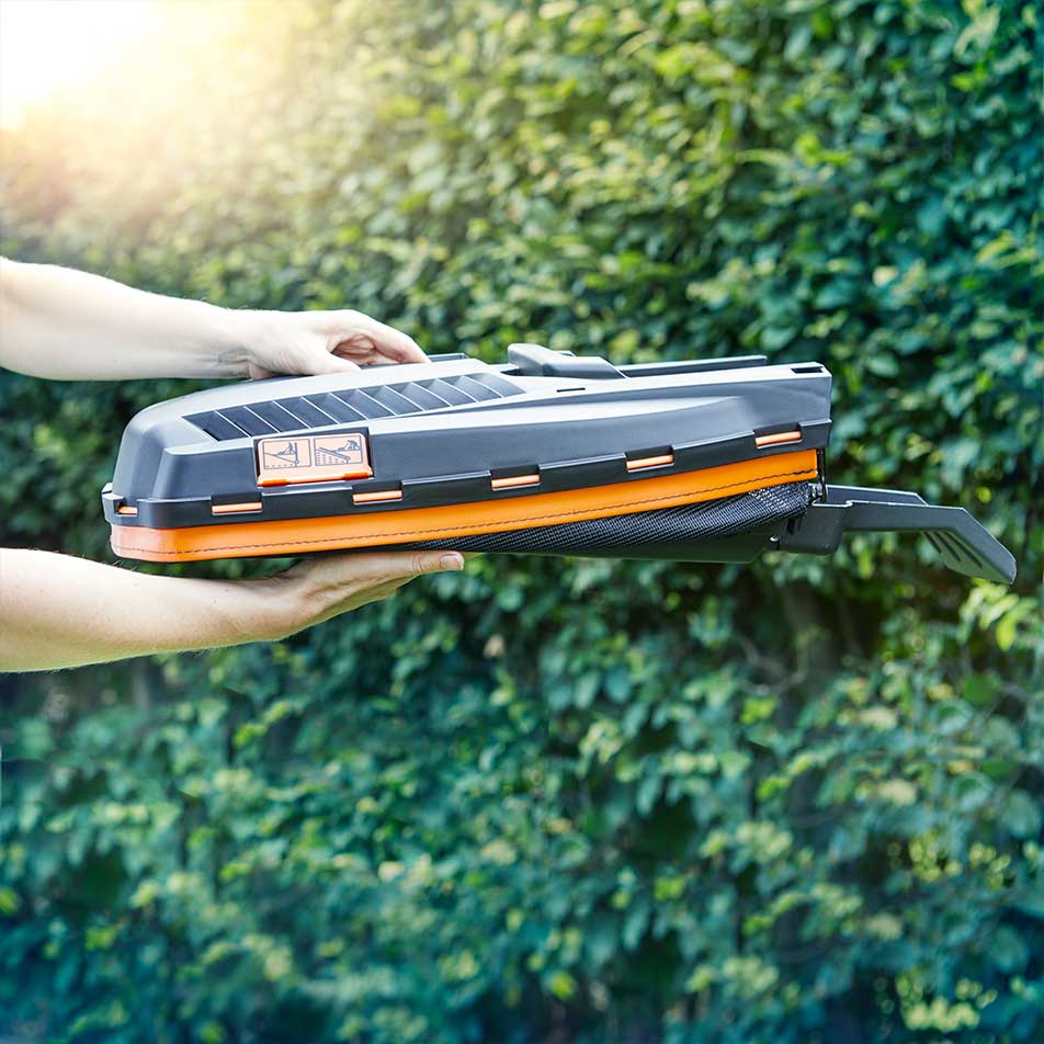 Tosaerba rotativo elettrico LawnMaster con cassetta per l'erba ripiegata per un facile stoccaggio