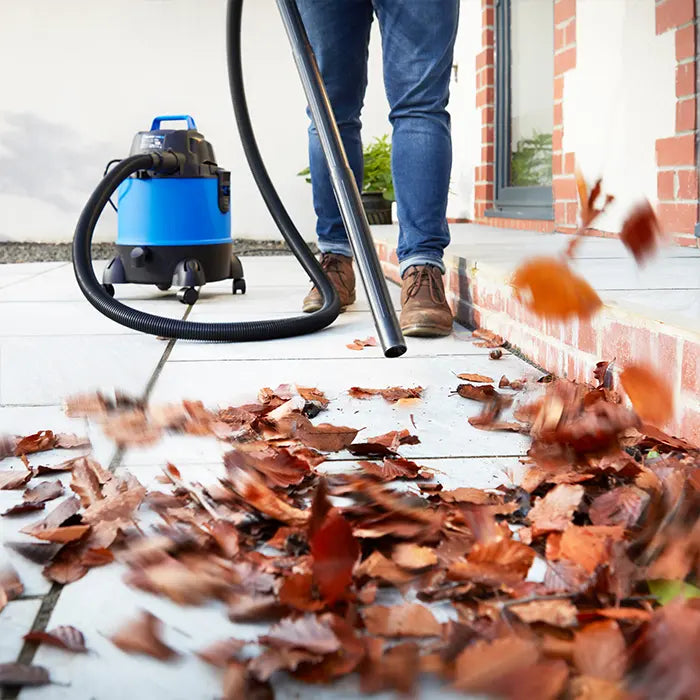 Vacmaster Multi 20 soffia le foglie su un patio inglese