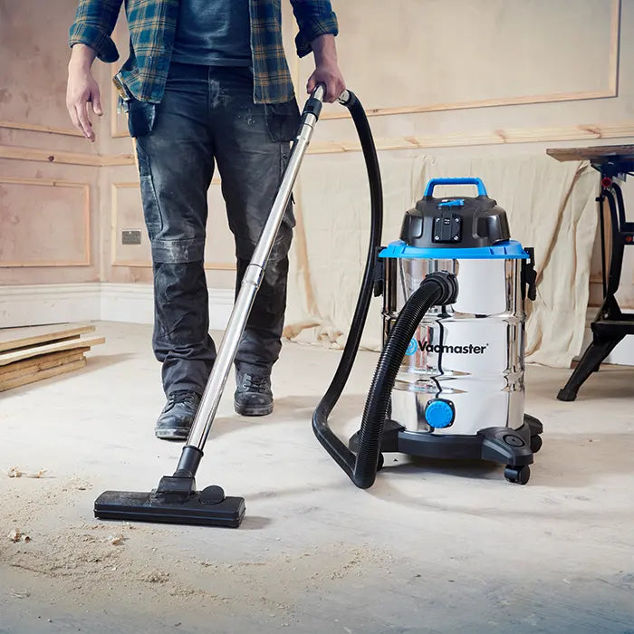 Aspirapolvere Vacmaster Power 30 in un'officina