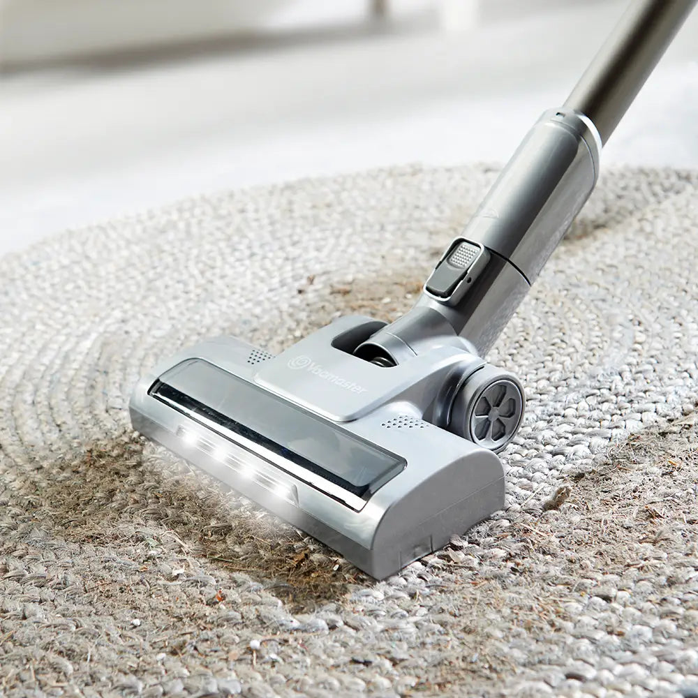 Vacmaster Orson Lite Cordless Vacuum mit seiner starken Saugkraft bei der Reinigung eines Teppichs
