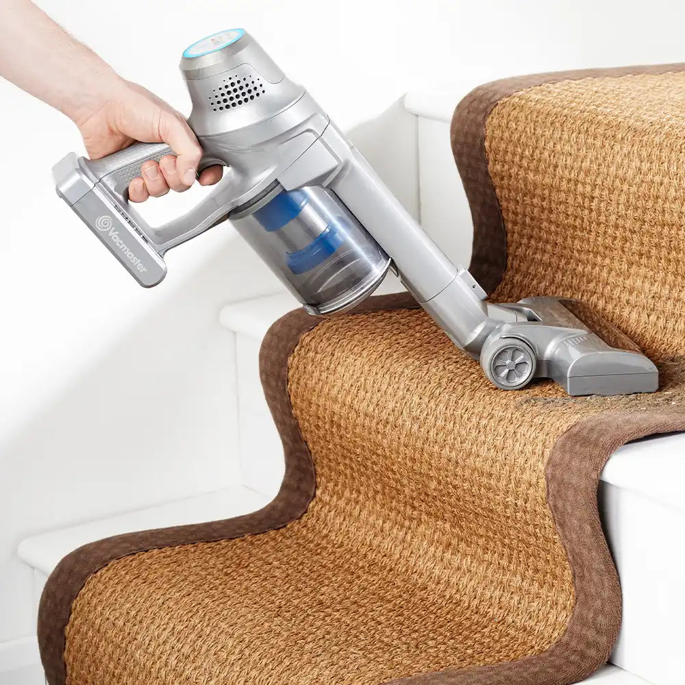 Vacmaster Cordless Vacuum im Einsatz auf der Treppe eines britischen Hauses