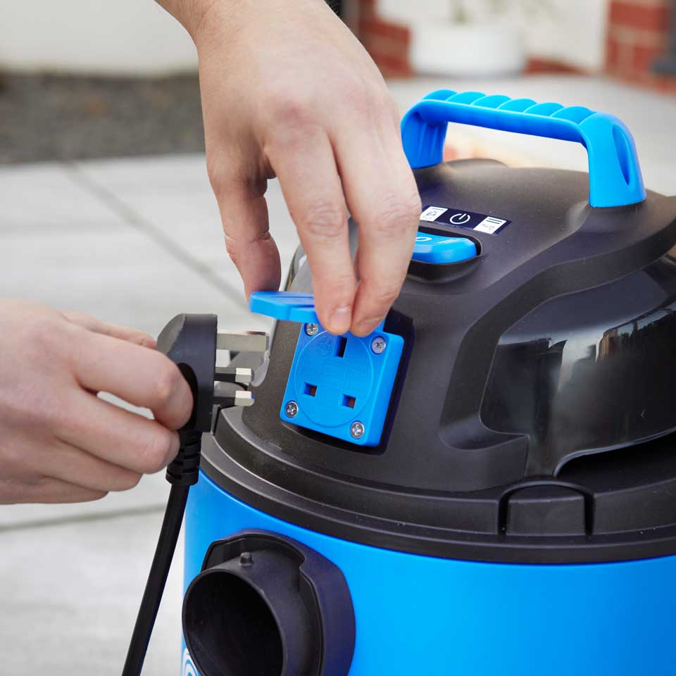 Vacmaster Aspiratore a umido e a secco con presa di corrente Multi 20 VQ1220PFC