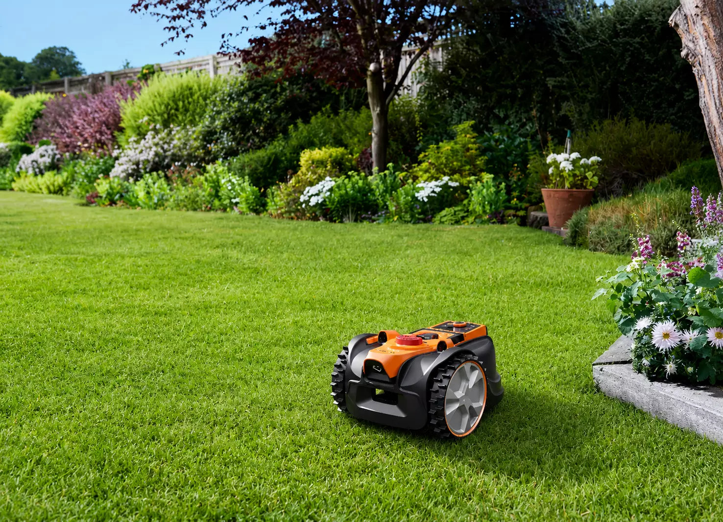 LawnMaster Robot Lawn Mowers: Comparing the OcuMow AMB16 andAMD18 Range