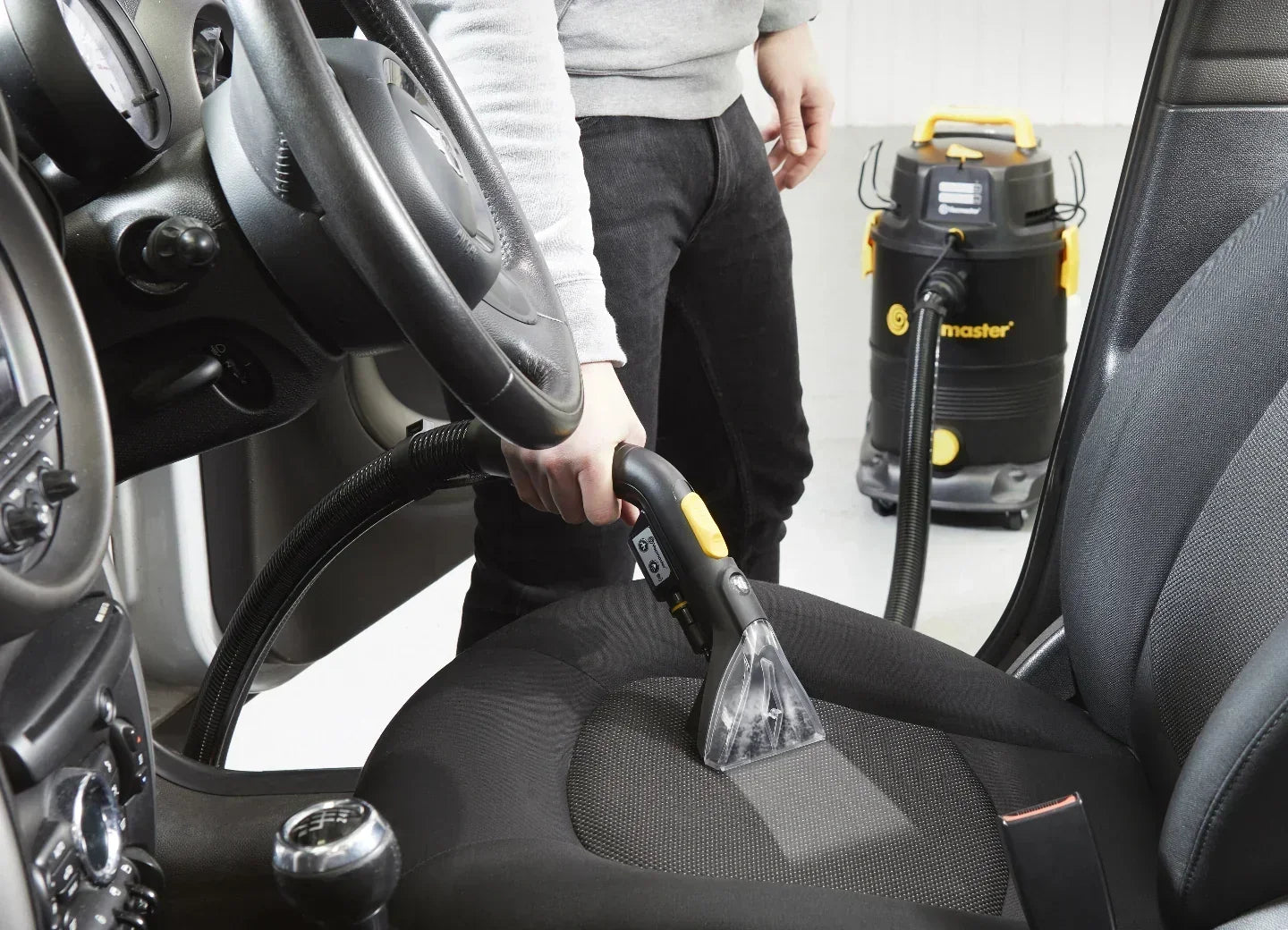 Wie man einen Nass- und Trockensauger zur Autoreinigung einsetzen kann