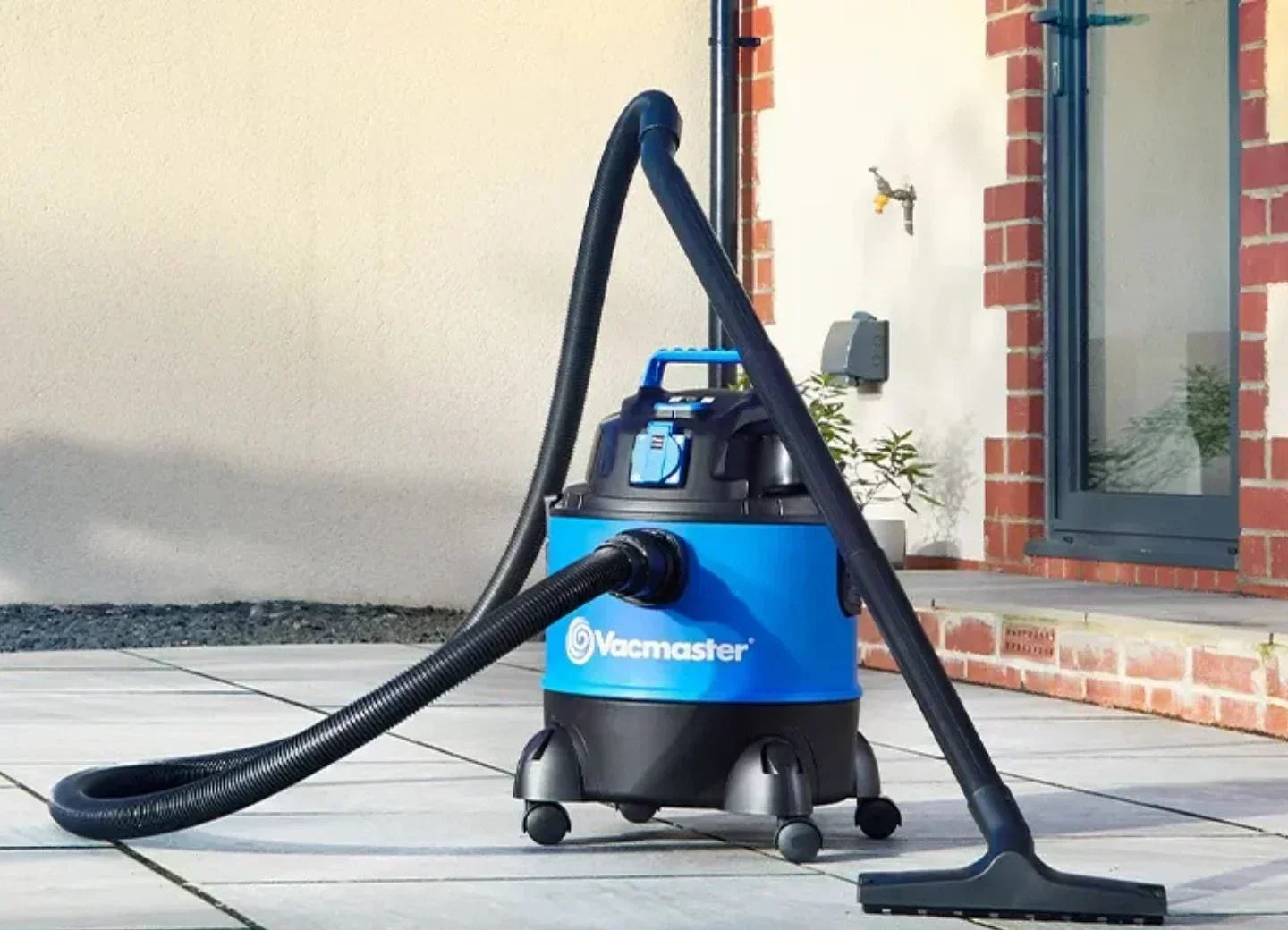 Pulitore per tappeti o aspirapolvere per liquidi e solidi: quale è più adatto all’uso domestico?