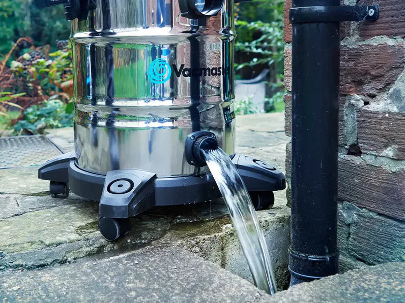 So entleeren Sie einen Whirlpool mit einem Nass- und Trockensauger