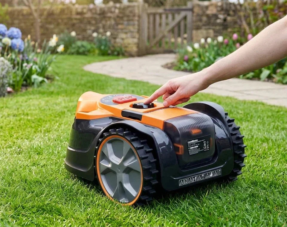 In einem üppigen Garten stellt jemand LawnMaster ein.