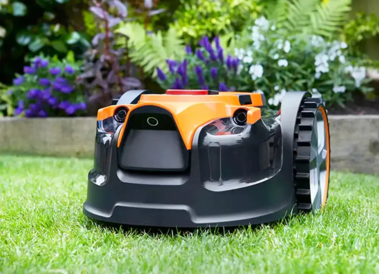 Robotgrasmaaiers versus traditionele grasmaaiers: waarmee bespaar je meer geld?