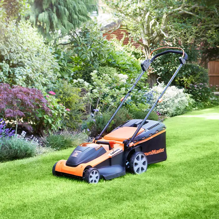 LawnMaster Schnurloser Rasenmäher auf UK Grass