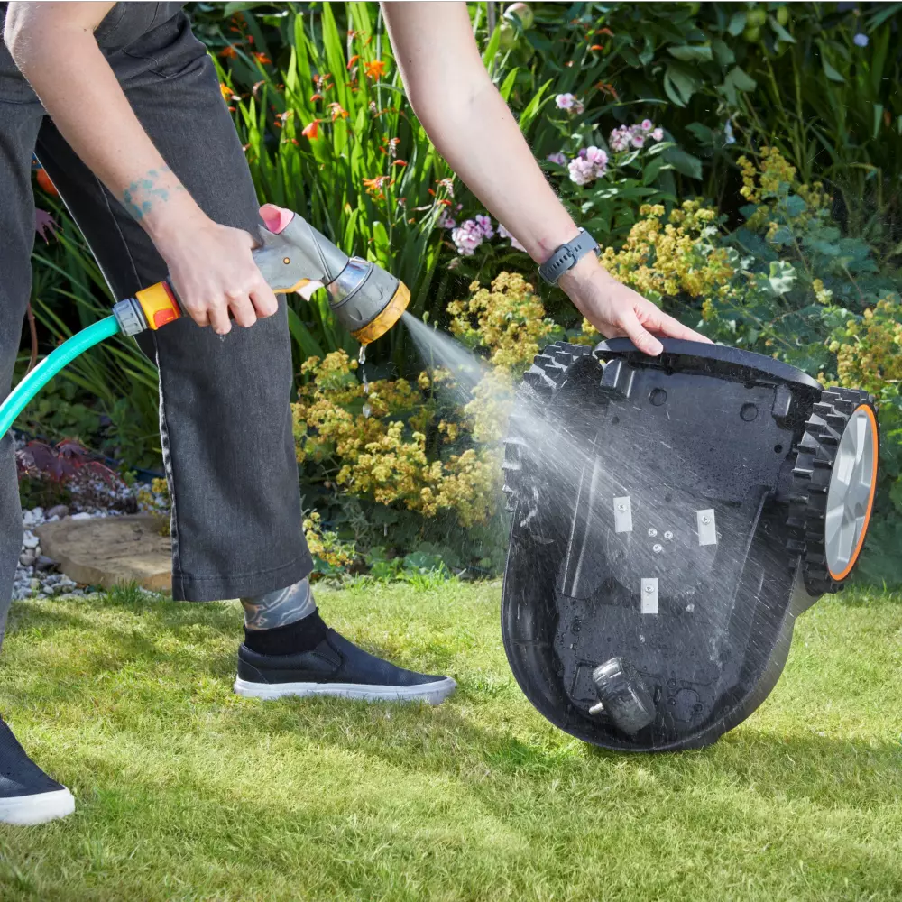 LawnMaster OcuMow® AMB16i-600 Plus | Auto Charging Vision Robot Lawn Mower with App