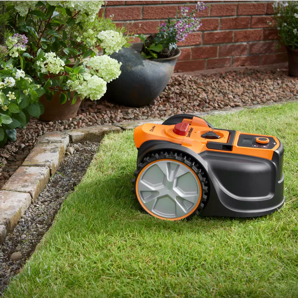 LawnMaster OcuMow® AMB16i-600 Plus | Auto Charging Vision Robot Lawn Mower with App