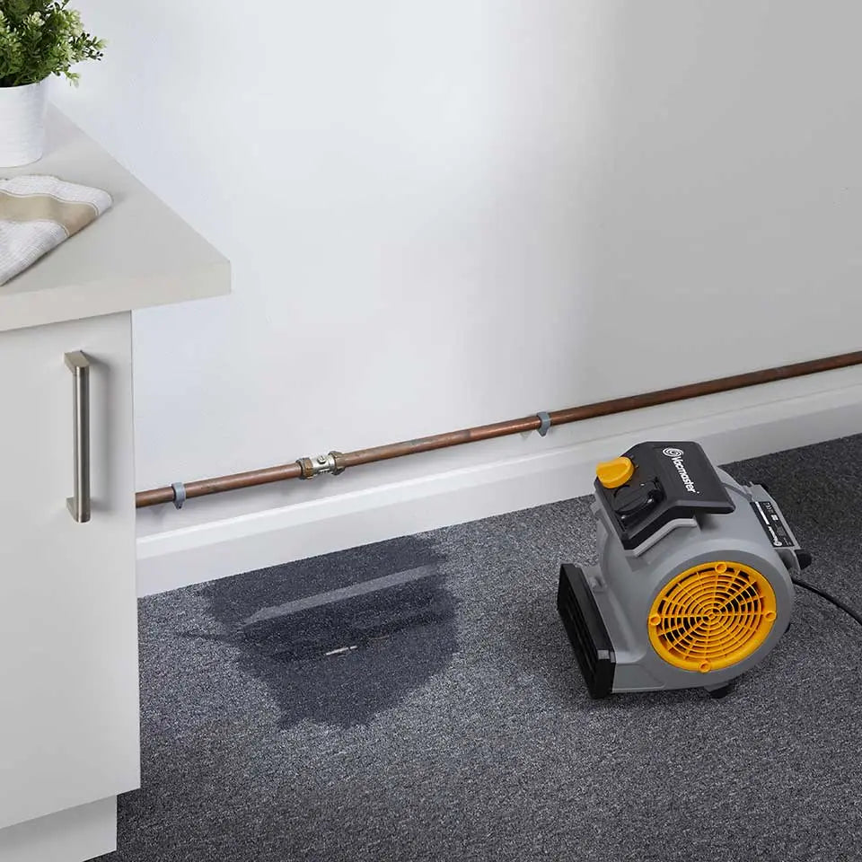 Air Mover Vacmaster AM1202 drying carpets - Efficient carpet dehumidification and drying