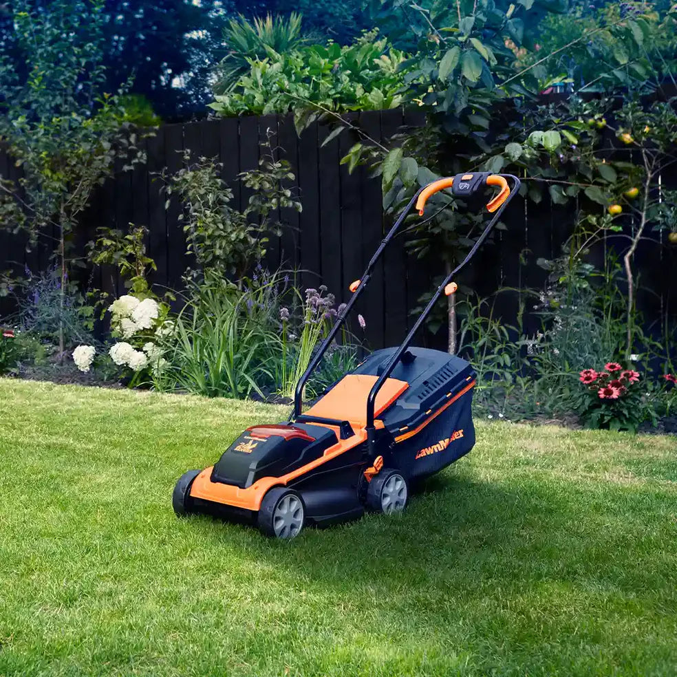 CLM2432K-03 32cm Cordless Mower Hero