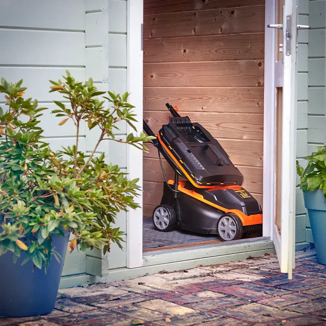 aufbewahrung rasenmäher LawnMaster 24V 32 cm Akku-Rasenmäher 150 m² Mähfläche 30 l Grasfangkorb – Cleva