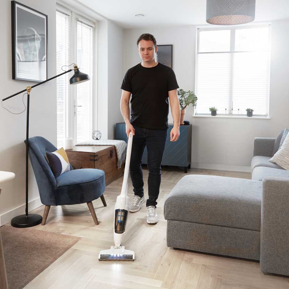 Schnurloser Vacmaster auf hartem Boden