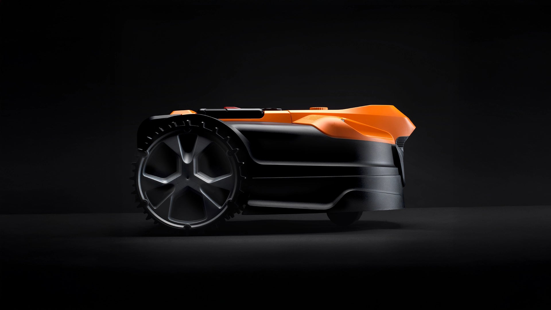 LawnMaster OcuMow 18 vision robot black background Europe desktop