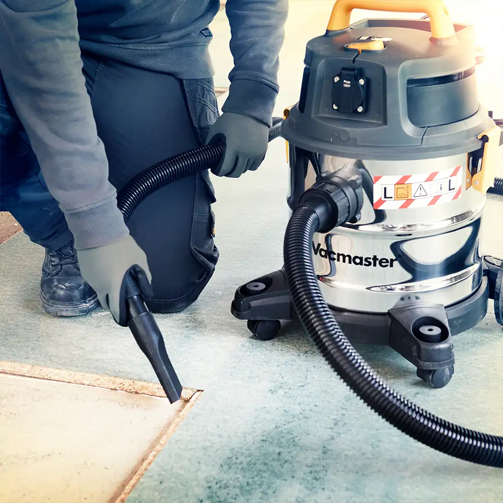 Vacmaster L20 Nass- und Trockensauger bei der Reinigung eines Spaltes auf einer Baustelle