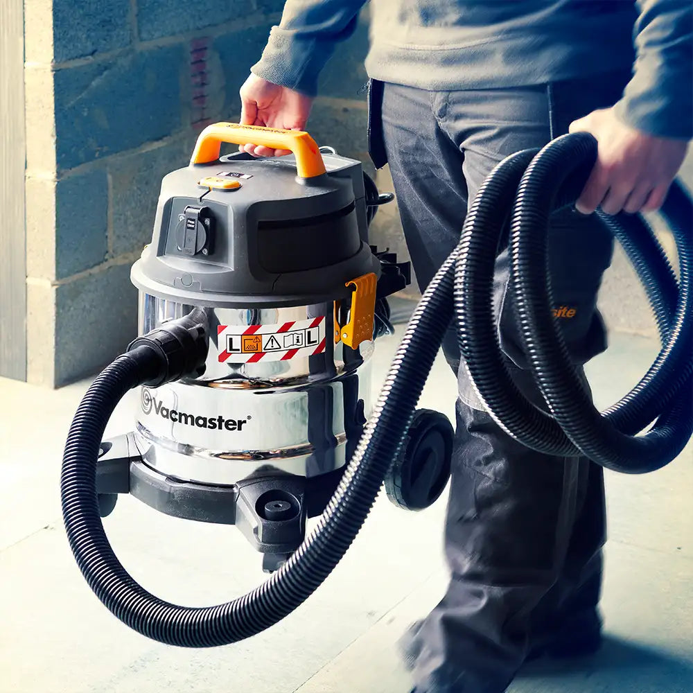 Vacmaster WD L20 Staubsauger mit langem Schlauch auf der Baustelle