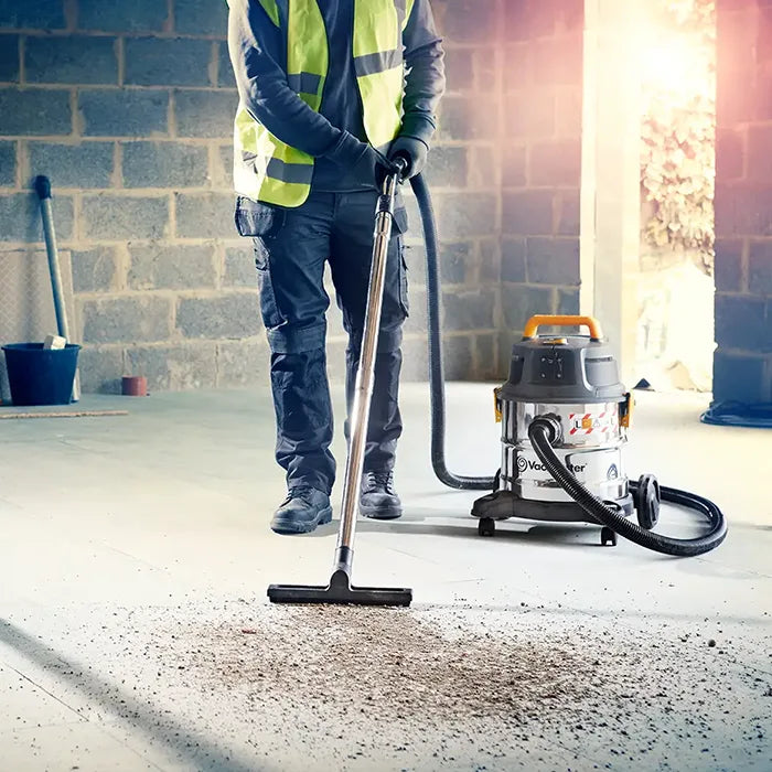 Vacmaster beim Absaugen von Sägespänen auf der Baustelle WD L20