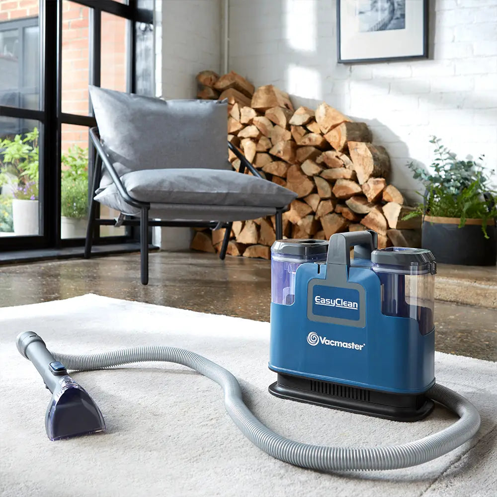 Vacmaster Carpet Spot Cleaner Compact EasyClean Up auf einem Teppich in einem modernen Haus SCB0501