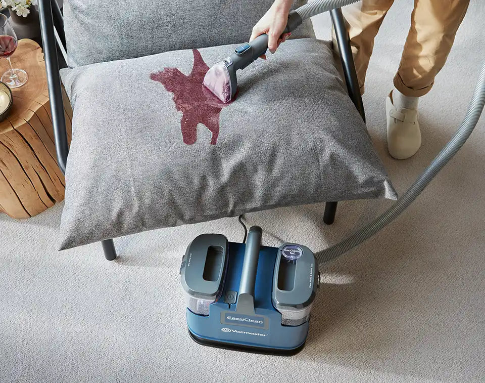 Vacmaster EasyClean Up SCB0501 Teppichreiniger auf Sessel