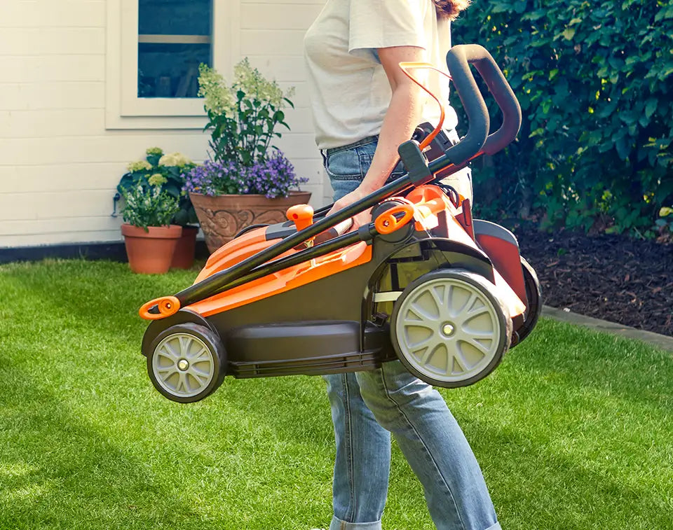 LawnMaster Elektro-Rasenmäher in einem britischen Garten