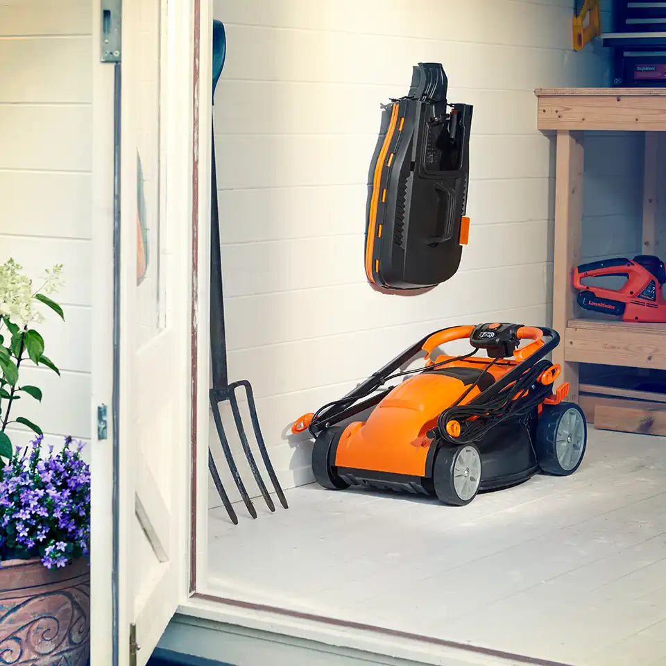 LawnMaster 34cm Grass Box Redi- Bag Zusammengeklappt und im Schuppen aufgehängt