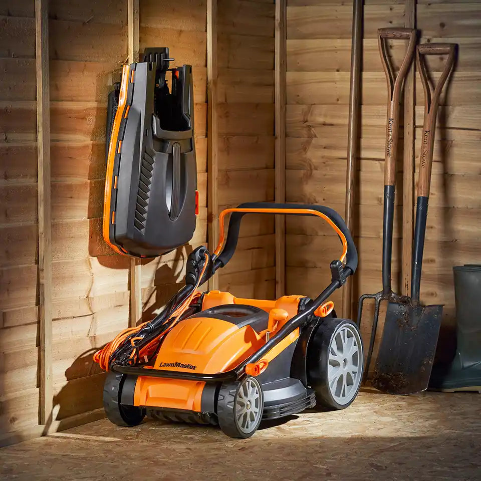 LawnMaster Redi-bag Grasfangsack flach hängend im Schuppen gelagert
