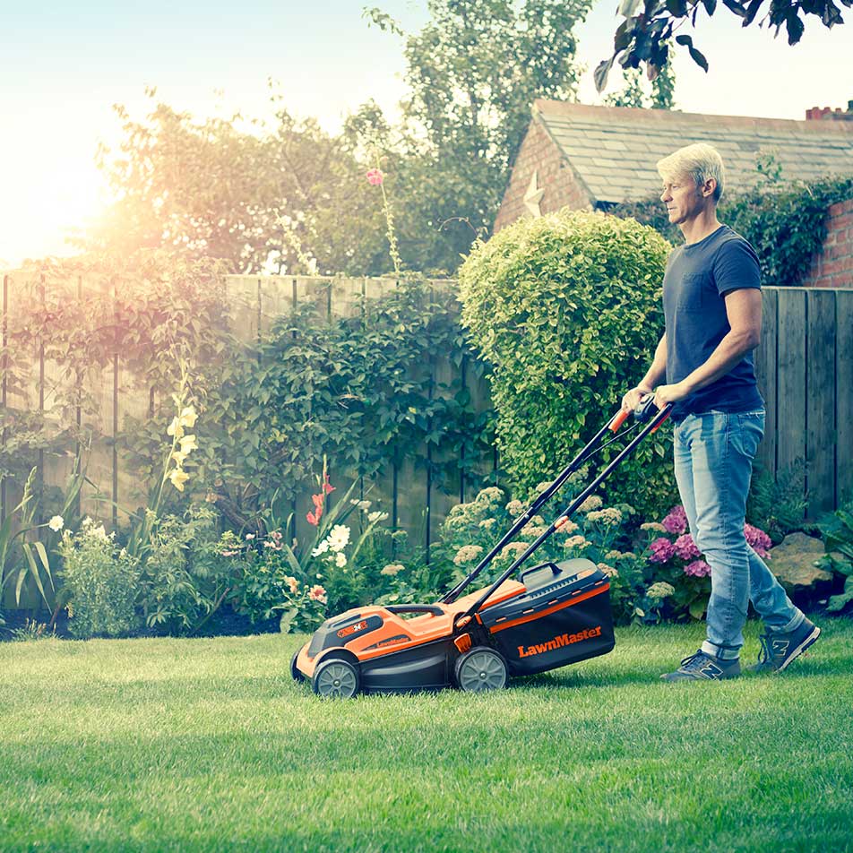 LawnMaster 24V Akku-Rasenmäher mit Streifenbildung