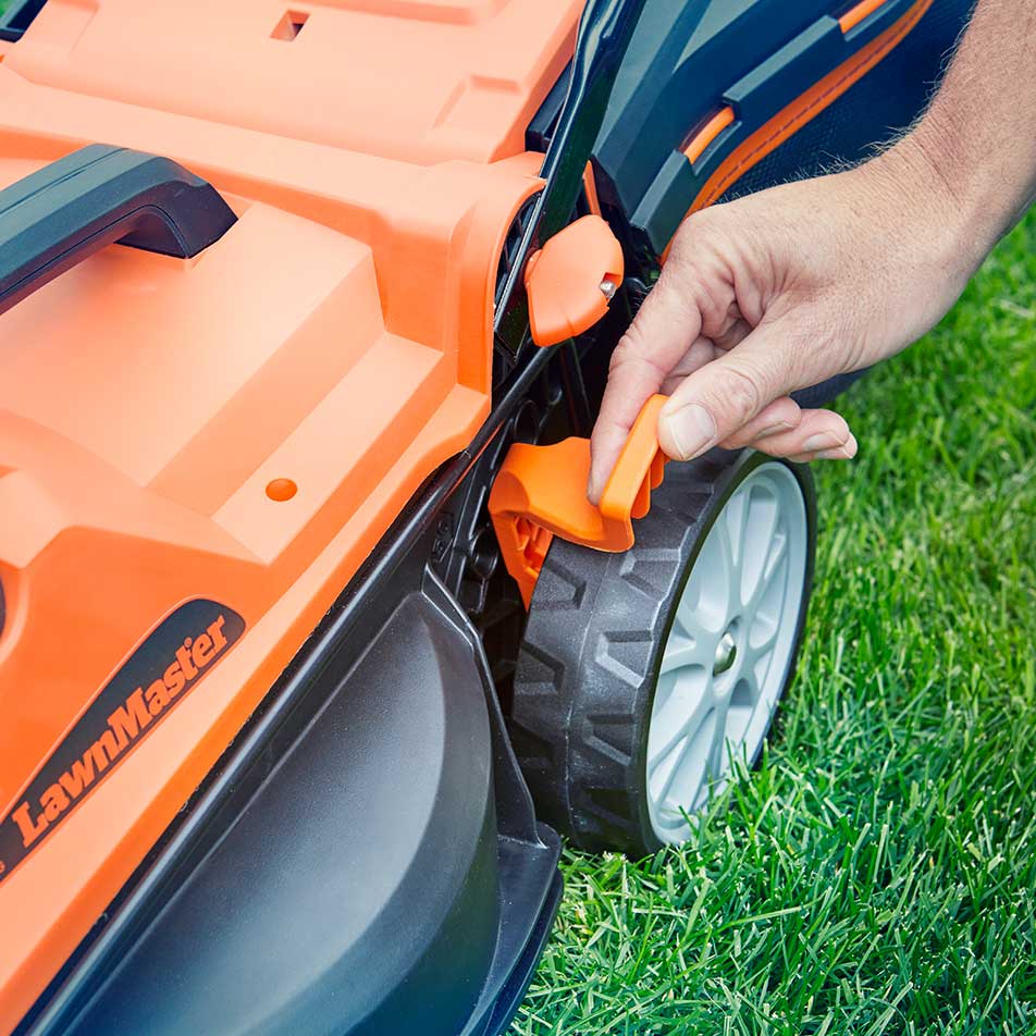 Der kabellose LawnMaster für kleine bis mittelgroße Gärten verfügt über eine Mähhöhenverstellung