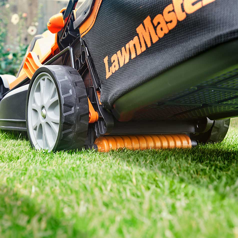 Der LawnMaster 24V Cordless Mower ist der Bestseller unter den Mähern mit Heckwalze - ideal für britische Gärten