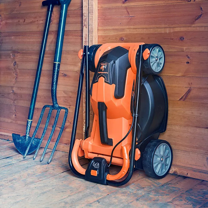 LawnMaster MX 24V 34cm Mäher in einem britischen Schuppen