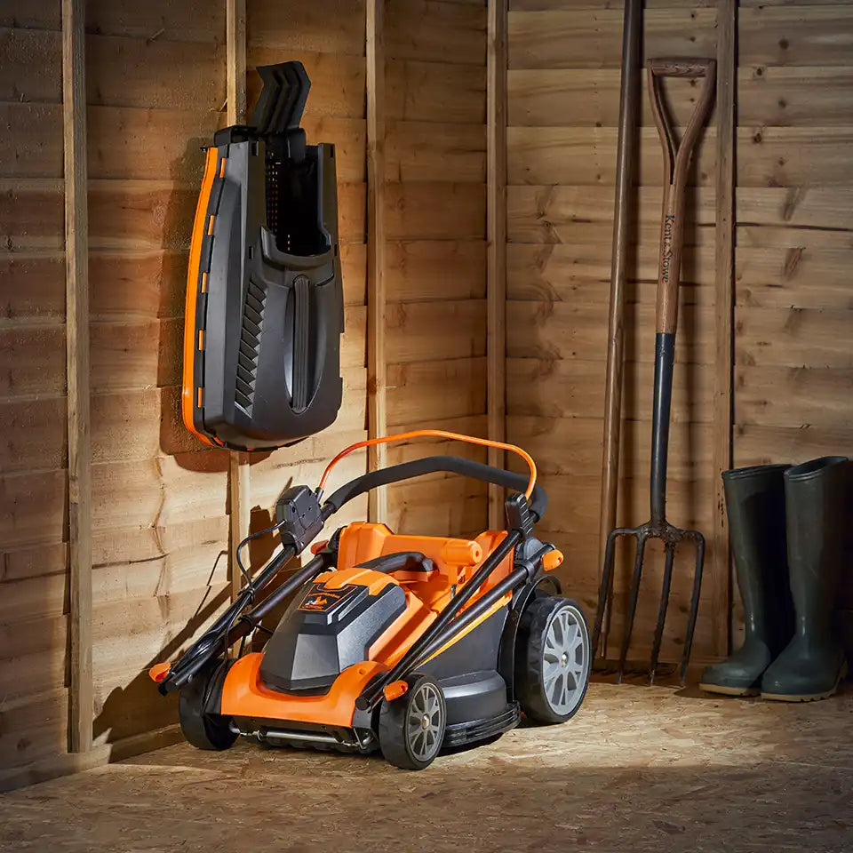 LawnMaster Redi-Bag™ Grasbox für 37cm Rasenmäher (CLMF2437G & M2EB1637M)im Schuppen gelagert