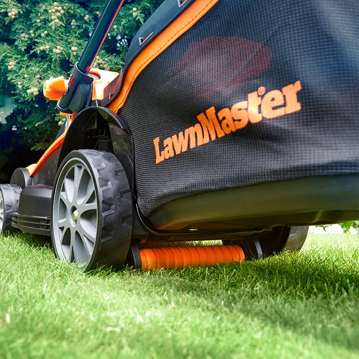 LawnMaster 37cm Akku-Rasenmäher mit Heckwalze