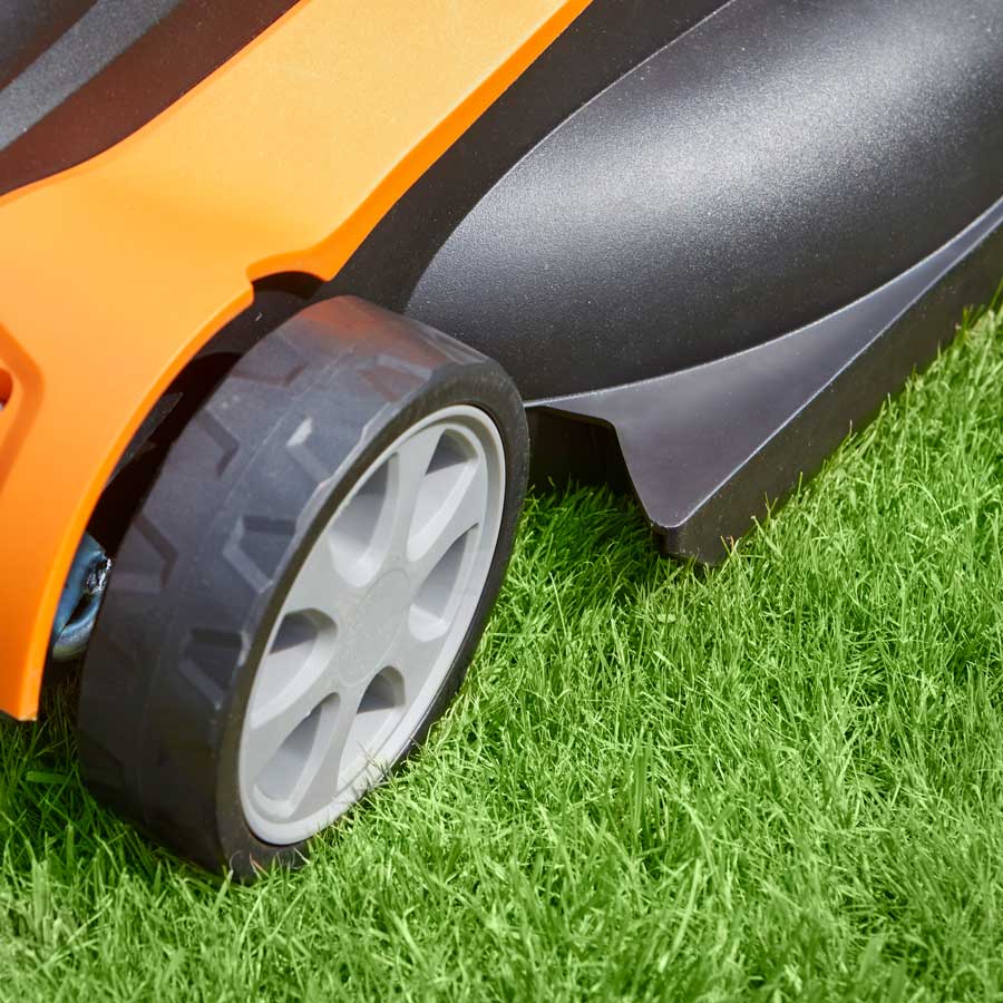 LawnMaster Cordless Lawn Mower 48V 41cm edging guide CLMF4841E