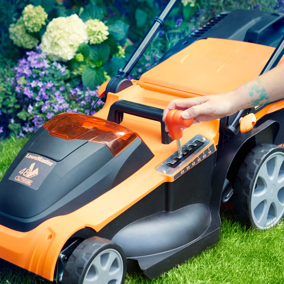 LawnMaster Cordless Lawn Mower 48V 41cm 6 cutting height lever CLMF4841E