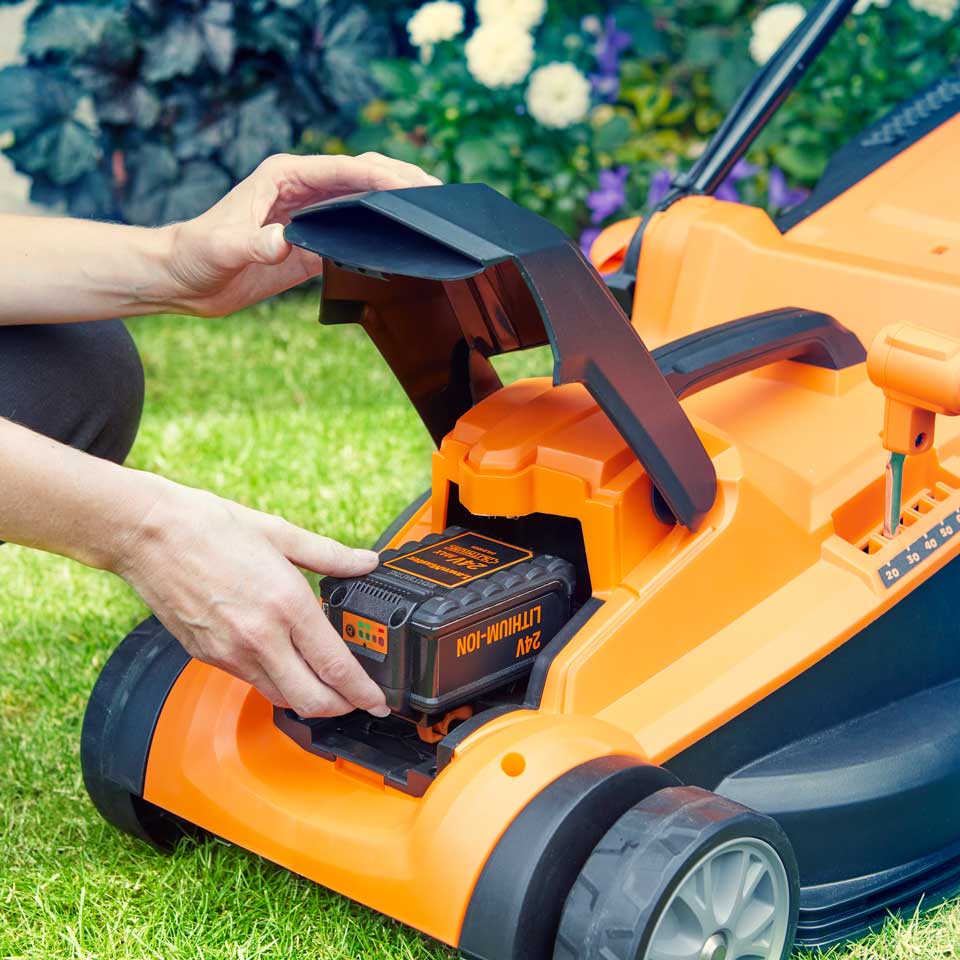 LawnMaster Akku-Rasenmäher 24v 37cm mit MX24-Akku beim Einsetzen in den Mäher