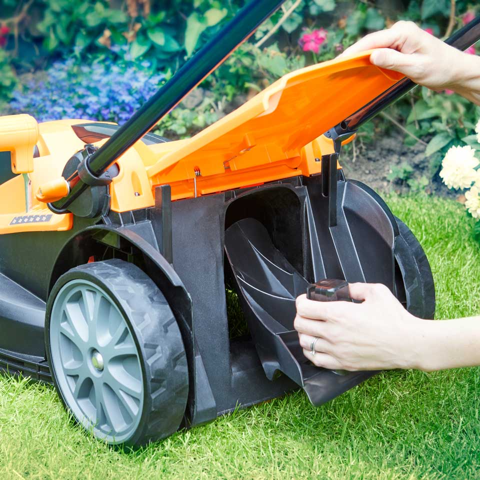 LawnMaster  Mulch Plug wird in den 24V 37cm Akku-Rasenmäher eingebaut