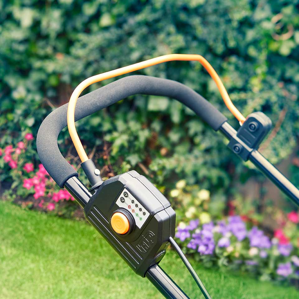 LawnMaster 24V 37cm Akku-Rasenmäher für den Garten mit komfortablem, breitem Griff