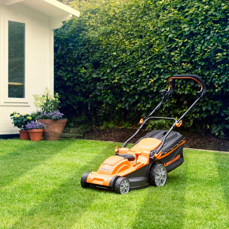 LawnMaster Rasenmäher Electric Rotary 37cm 1600W auf gestreiften Rasen