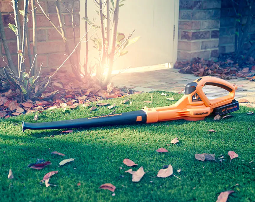 LawnMaster MX 24V Akku-Laubbläser in einem britischen Garten mit 2 Jahren Garantie