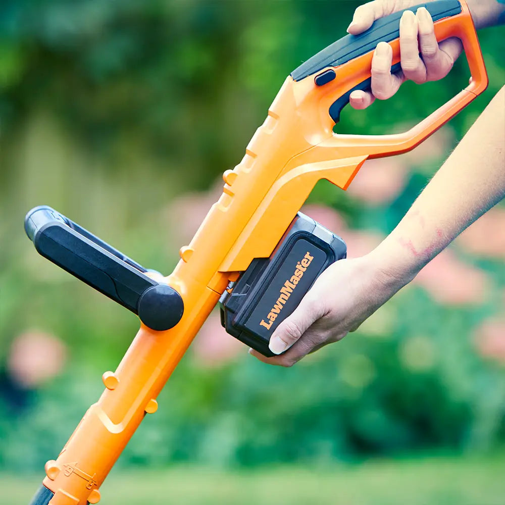 LawnMaster Cordless Grass Trimmer 24V CLGT2425S-03 Lithium-Akku wird installiert