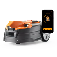 LawnMaster Tondeuse robotisée OcuMow à côté d'un téléphone sur lequel est installée l'application OcuMow, avec les commandes de démarrage et d'arrêt