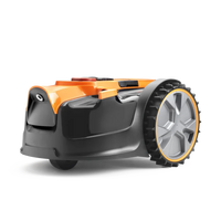 LawnMaster Der OcuMow-Roboterrasenmäher vom Heckanschnitt aus gesehen, mit profilierten Antriebsrädern