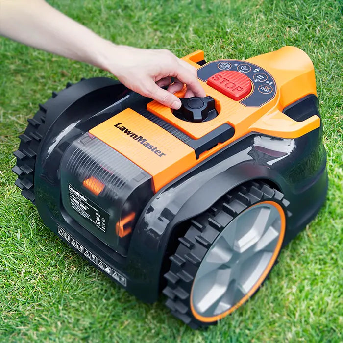 OcuMow VBRM16 Rasenmähroboter, der die Schnitthöhe des Grases einstellt