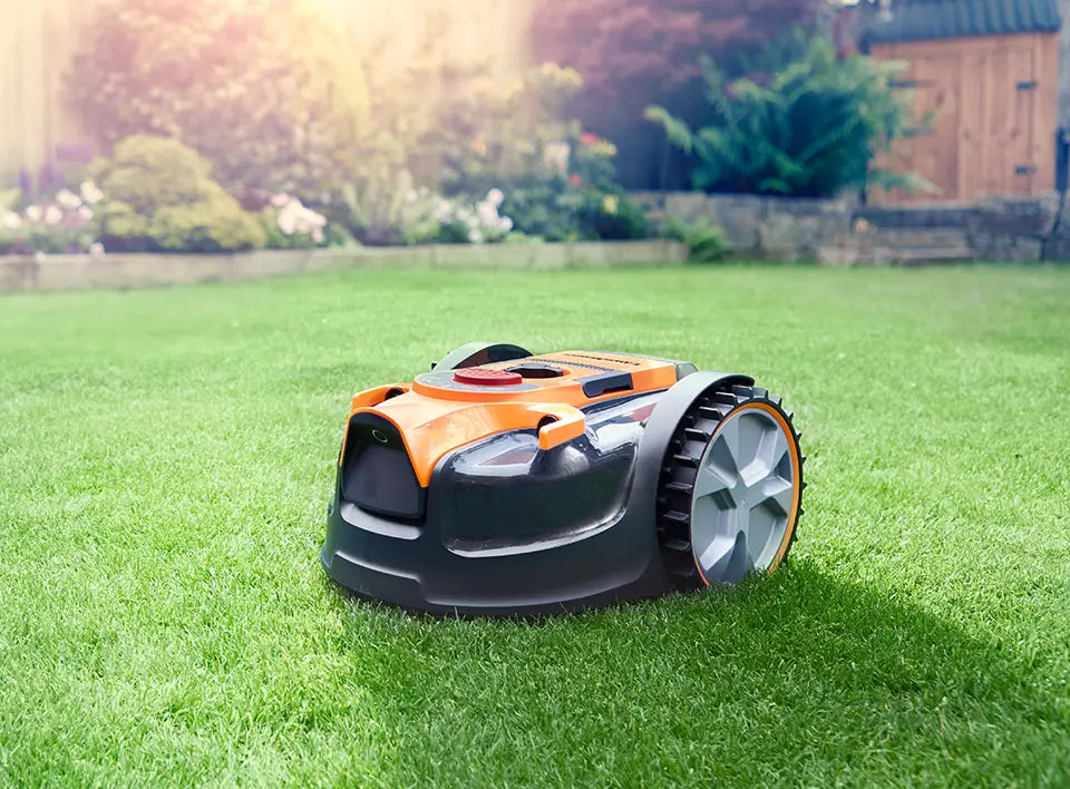 LawnMaster Rasenmäher Roboter Mäher OcuMow 16 auf Rasen