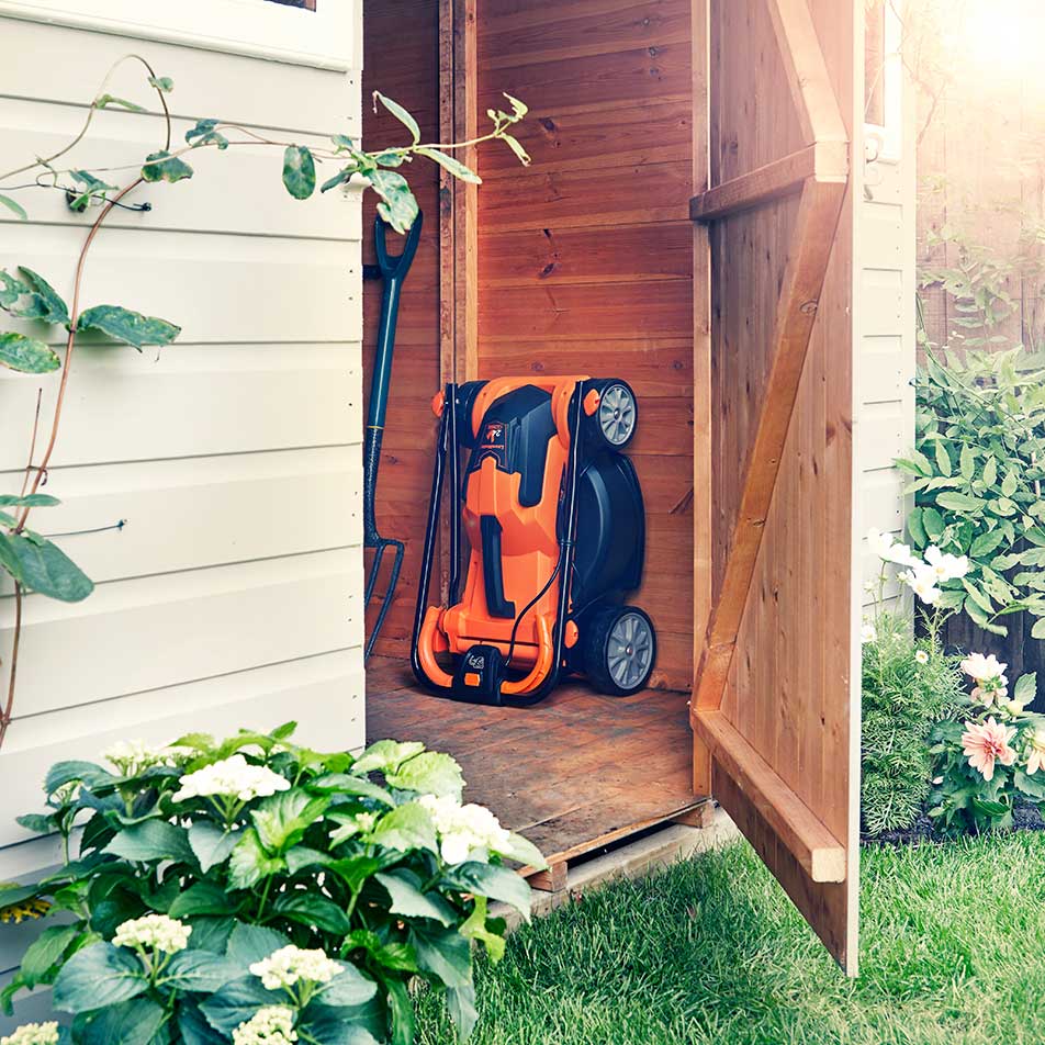 LawnMaster 24V Akku-Rasenmäher wird im Gartenschuppen gelagert