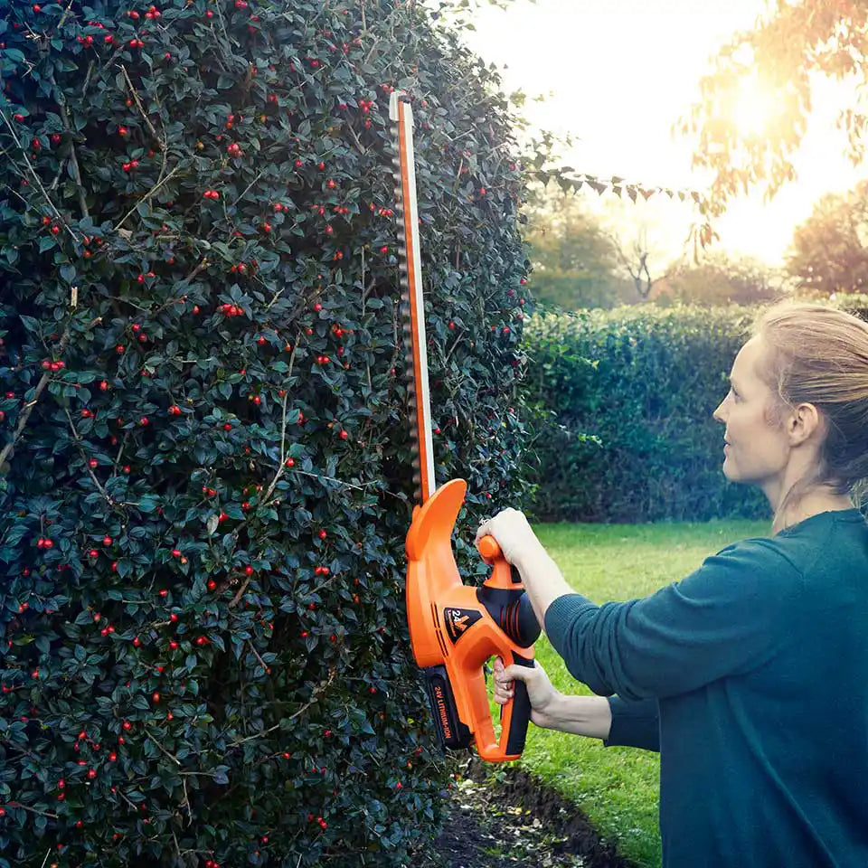 LawnMaster 24V Akku-Heckenschere ist leicht genug für den Einsatz in verschiedenen Winkeln