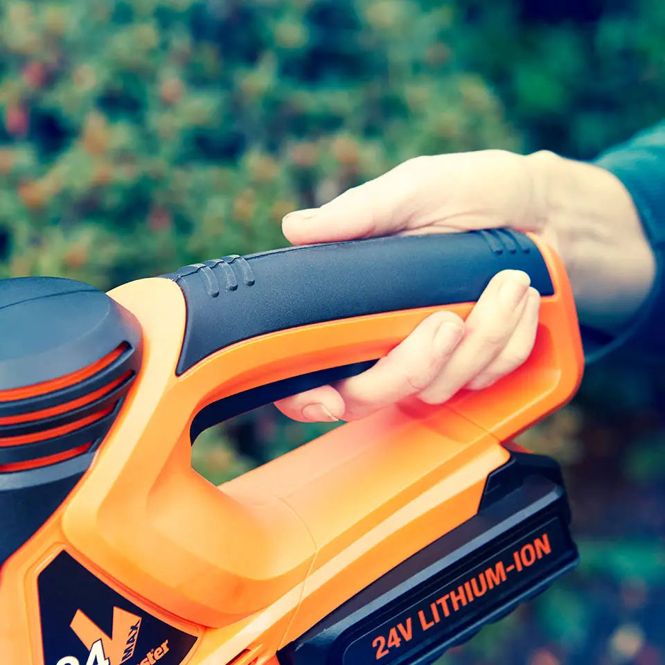 LawnMaster 24V Cordless Heckenschere mit einfach zu bedienenden Schaltern für kraftvolles Schneiden